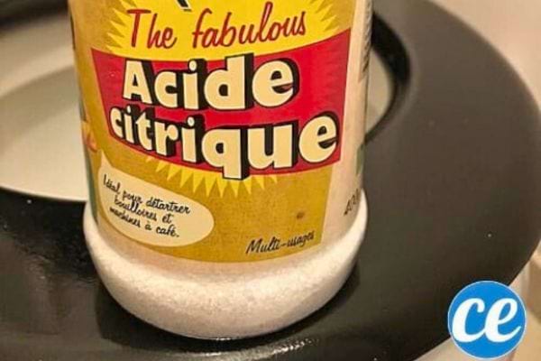Pot d’acide citrique posé sur une lunette de toilettes.