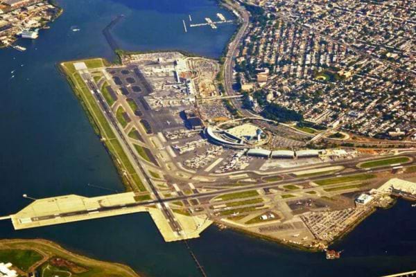 Aéroport urbain sur presqu'île entourée d’eau.