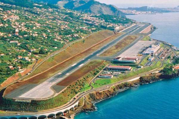 Piste construite sur pilotis en bord de mer à Madère.