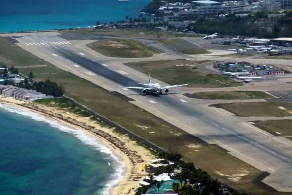 Aéroport balnéaire en bord de plage très fréquentée.