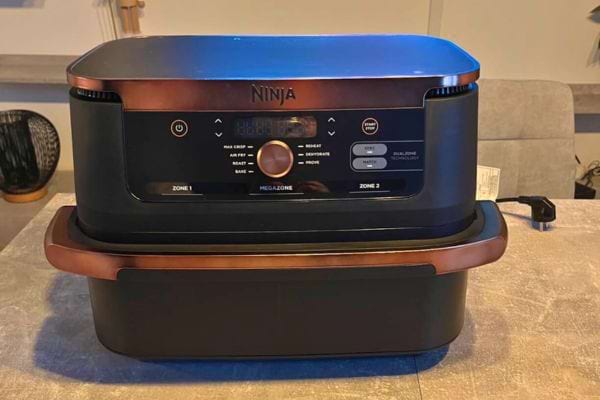 Airfryer Ninja moderne avec écran digital et grande cuve.
