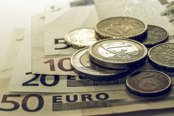 Billets et pièces en euros posés ensemble.