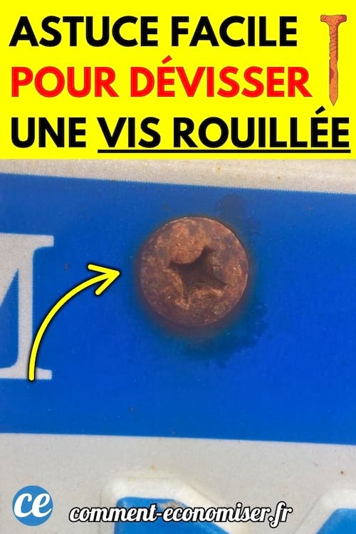  Une vis rouillée incrustée dans une surface bleue.