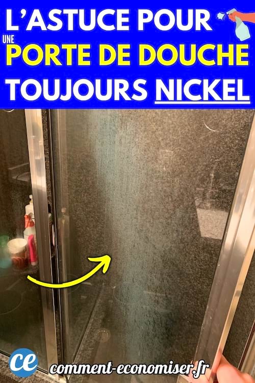 Une porte de douche en verre avec des traces de calcaire.