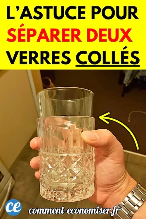 Une main tenant deux verres en verre emboîtés l’un dans l’autre.