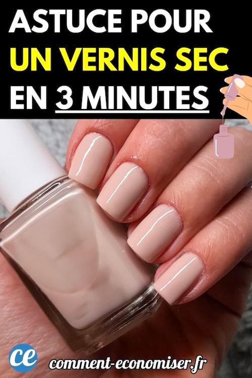 Une main avec du vernis nude fraîchement appliqué et sec, tenant un flacon de vernis assorti.