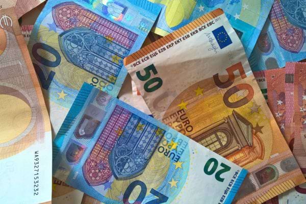 Plusieurs billets d’euros de 20 et 50 affichés en vrac.