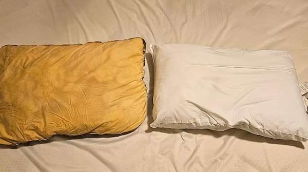 Un coussin jauni et un coussin blanc