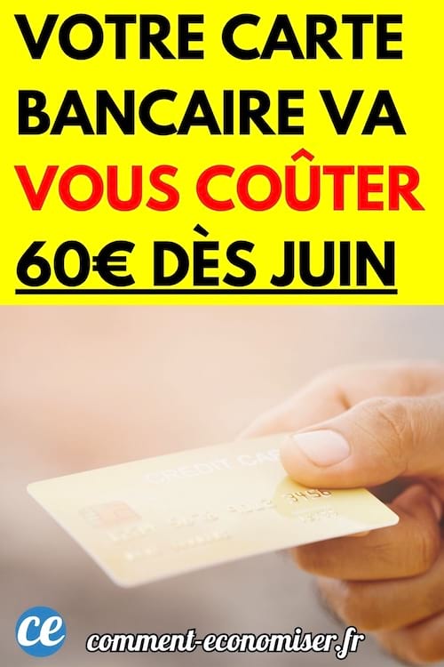 Une personne qui tient une cartre bancaire doré