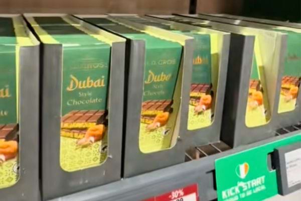 Des tablettes de chocolat "Dubai Style" dans un rayon de supermarché.