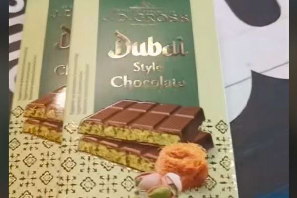 Une tablette de chocolat "Dubai Style" posée sur une table.