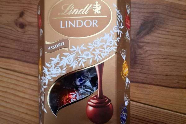 Un paquet ouvert de Lindt Lindor avec des chocolats visibles.