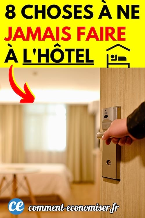 Une chambre d'hôtel qui est ouverte avec un lit au fond
