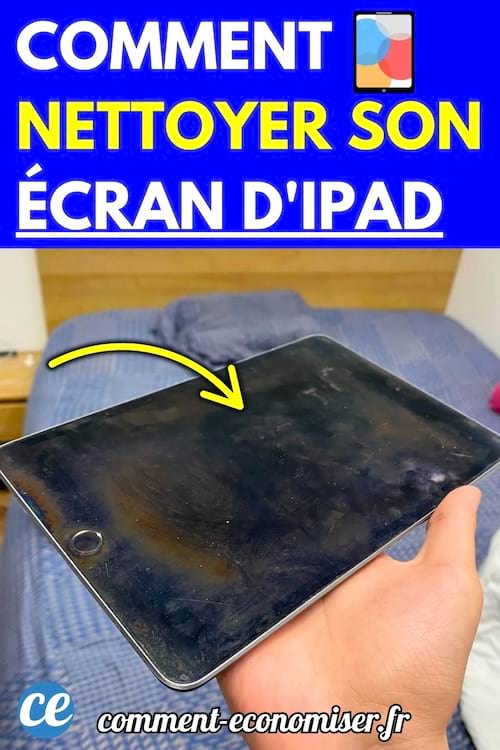  Une main tenant un iPad dont l’écran est couvert de traces de doigts et de poussière.