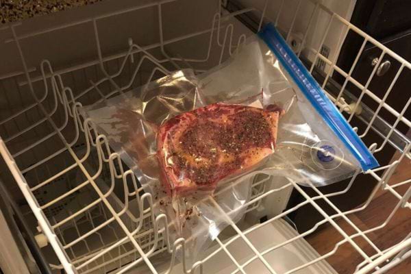 Côte de bœuf assaisonnée sous vide prête à cuire dans le lave-vaisselle.