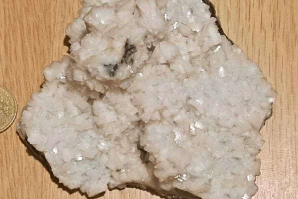 Pierre blanche scintillante à cristaux fins.