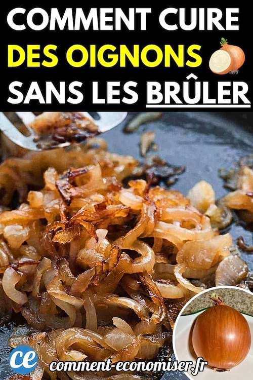 Des oignons en cours de cuisson dans une poêle, partiellement dorés sans être brûlés.