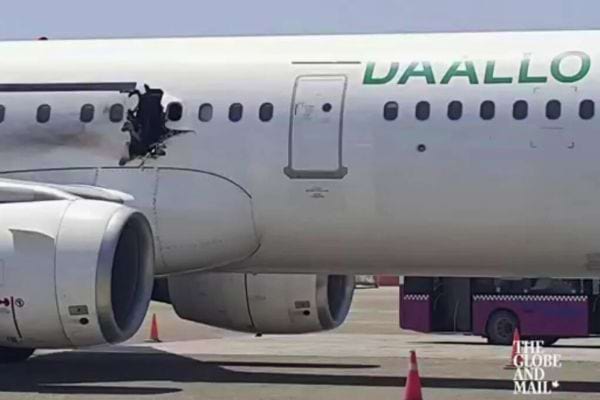 Avion Daallo Airlines endommagé avec un trou près d’un hublot.