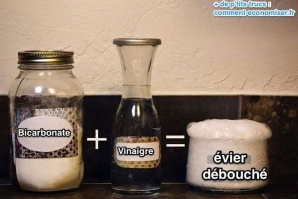 Du vinaigre blanc et du bicarbonate pour déboucher un évier