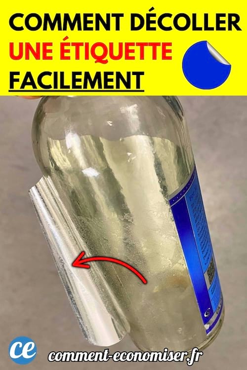 Bouteille en verre transparente avec une étiquette bleue partiellement décollée.