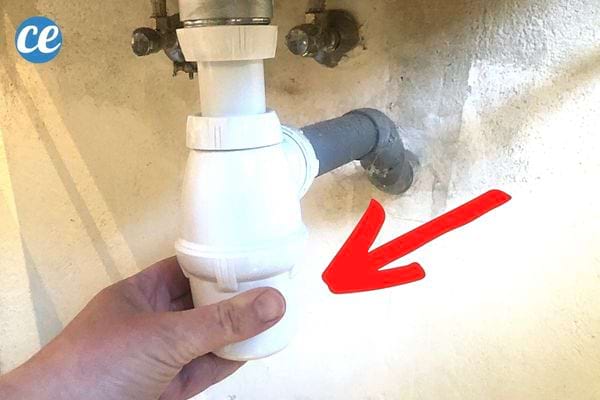 démonter le siphon pour débucher l'évier
