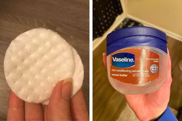 Disques de coton et pot de vaseline au cacao.