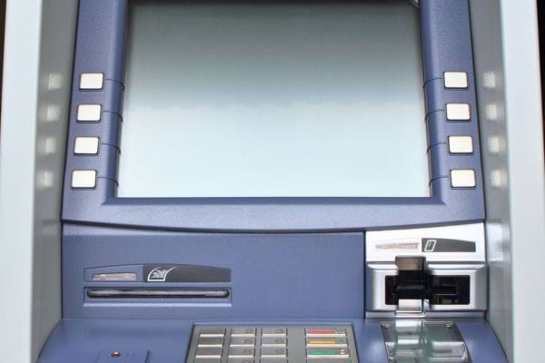 Distributeur classique bleu avec touches blanches autour de l’écran.