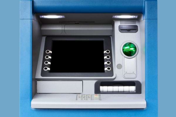 Distributeur automatique bleu avec écran noir et lecteur de carte biométrique vert.