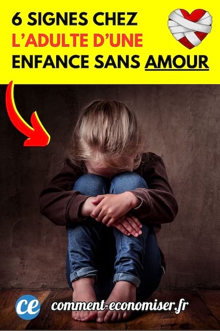 une petite fille triste recroquevillée sur elle-même