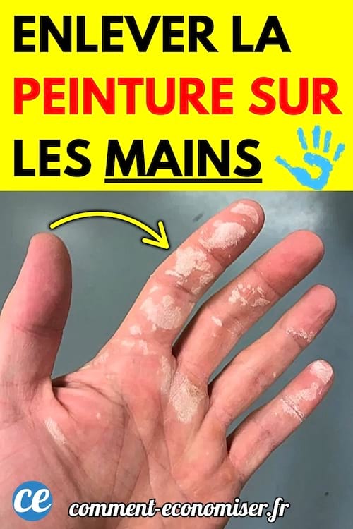 Main ouverte avec des traces de peinture blanche sur les doigts et la paume. 