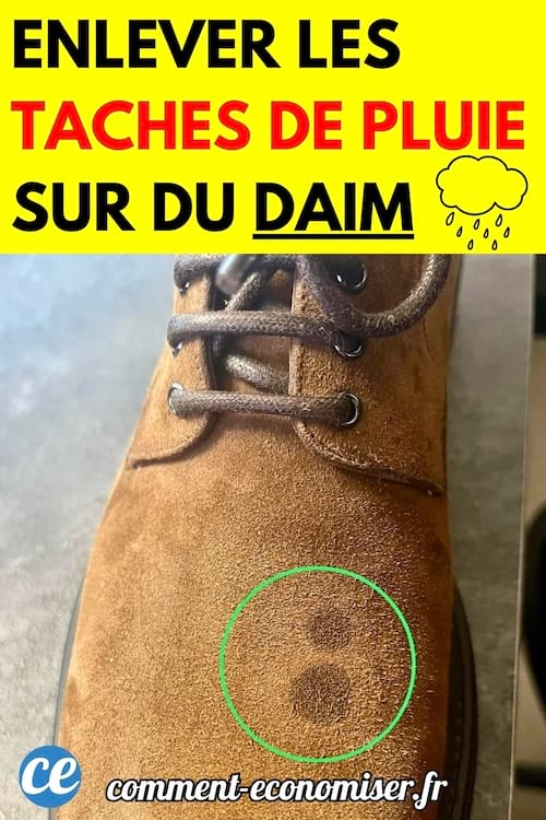Une chaussure en daim marron avec deux taches de pluie visibles sur le dessus.