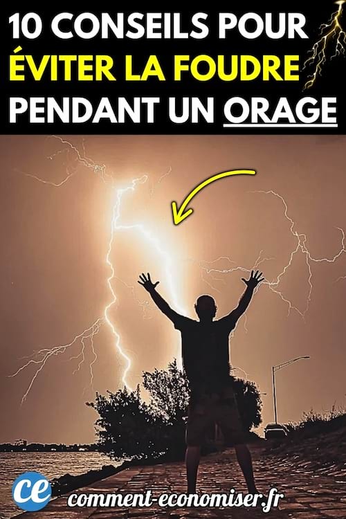 Un homme debout bras levés sous un ciel orageux, face à la foudre frappant le sol.