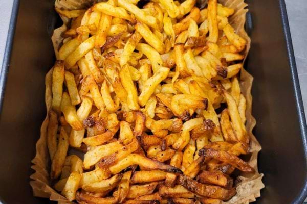 Frites dorées et croustillantes sorties d’un airfryer.