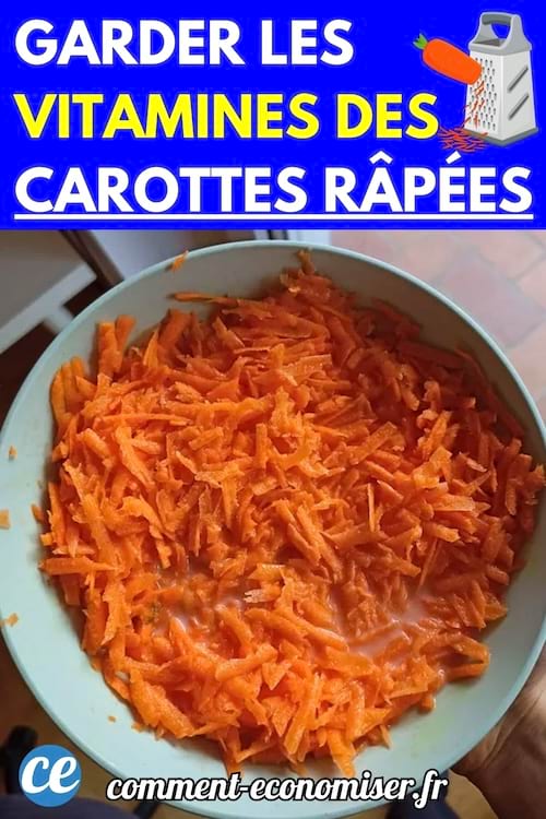 Bol rempli de carottes râpées bien orange, avec un peu de jus de citron au fond du récipient.