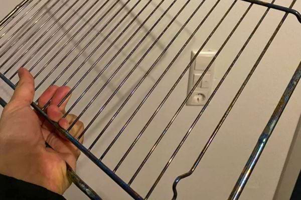 La grille ressort propre et brillante, comme neuve.