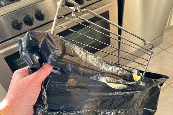 La grille est complètement enfermée dans le sac noir.