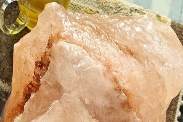 Grosse pierre rose translucide brillante.