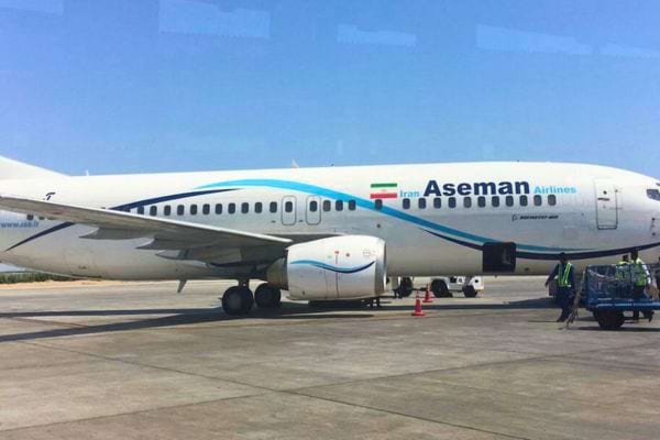 Avion Iran Aseman Airlines avec marquage bleu, prêt à embarquer.