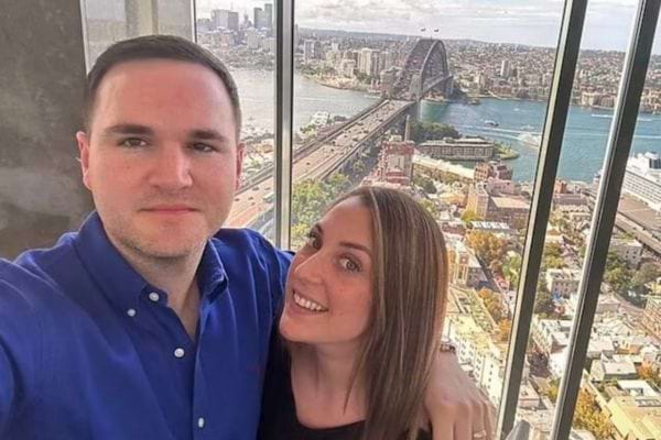 Jeune couple heureux avec vue sur un pont.