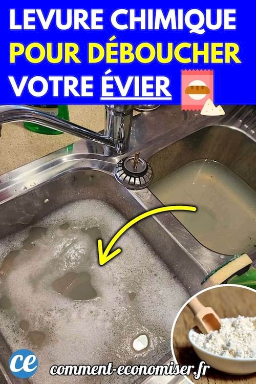 Évier bouché rempli d’eau trouble et mousseuse.