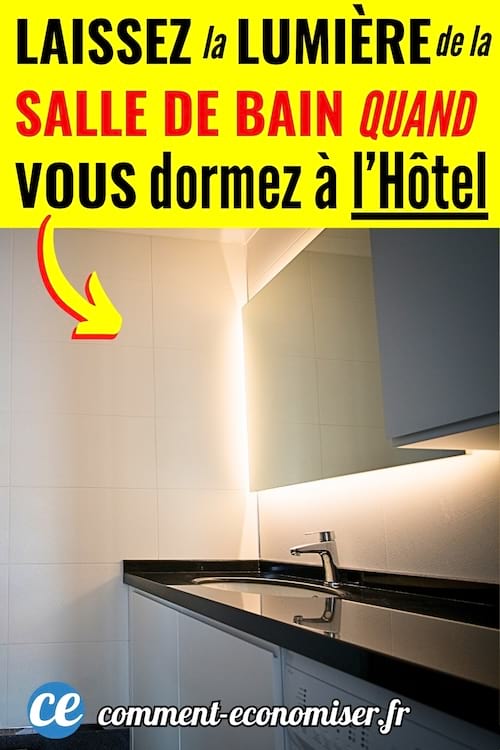 Une lumière de la salle de bain dans un hôtel allumée