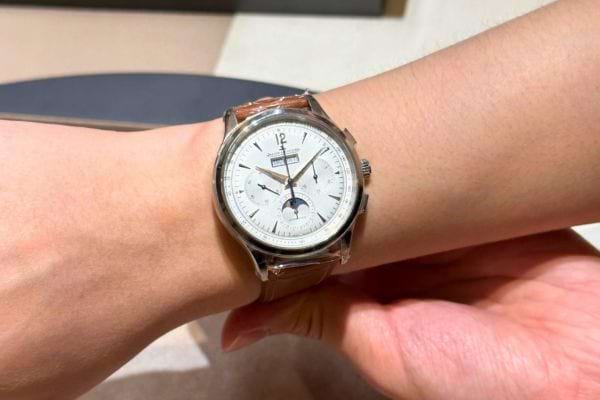 Montre blanche élégante avec bracelet cuir marron.