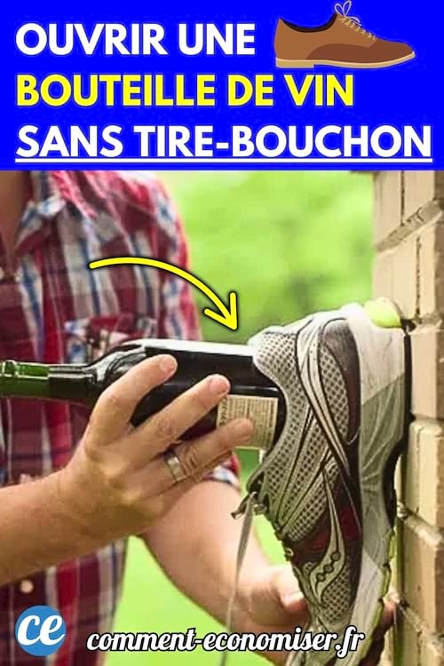Une personne en train d’ouvrir une bouteille de vin sans tire-bouchon en la plaçant dans une chaussure de sport contre un mur en briques.