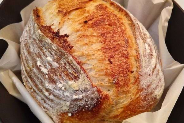 Pain doré au levain sorti du four, sur papier cuisson.