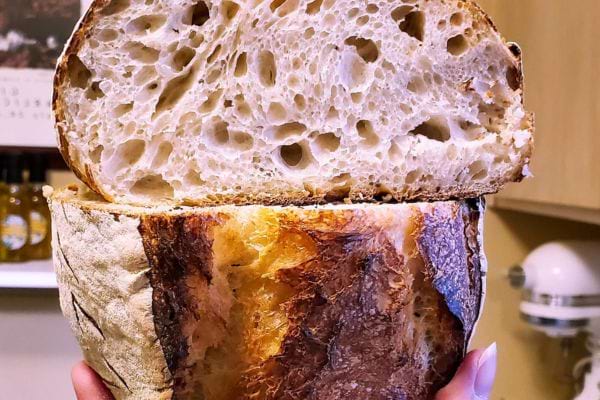 Pain au levain coupé en deux, mie très alvéolée.