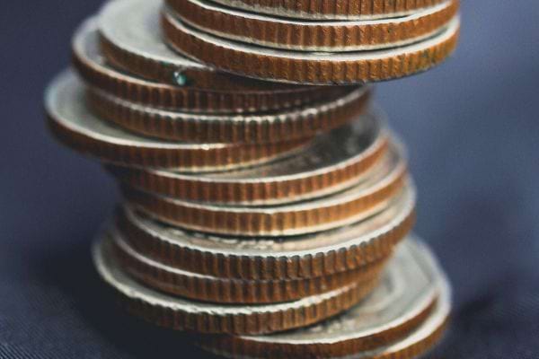 Pile de pièces de monnaie empilées en déséquilibre.