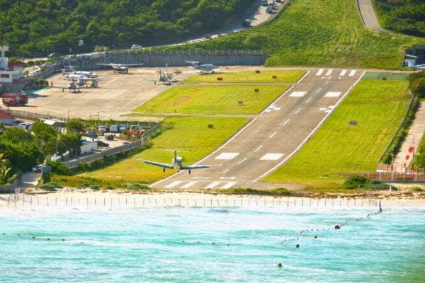 Atterrissage au ras de la plage sur une courte piste.