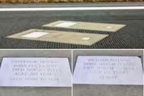 Inscriptions funéraires gravées sur les plaques des tombes.