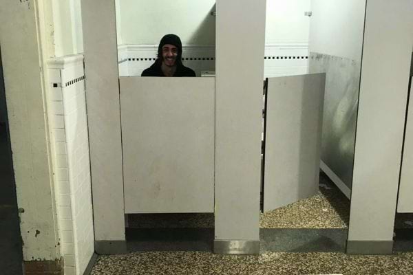 Homme visible au-dessus d’une porte trop basse.