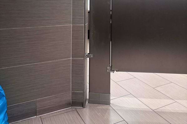 Porte métallique courte laissant largement voir en dessous.